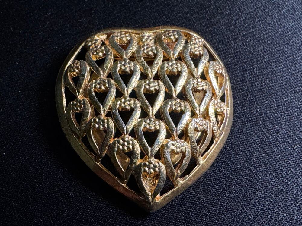 Vintage Celebrity Gold Tone Heart Shaped Filigree Scarf Clip